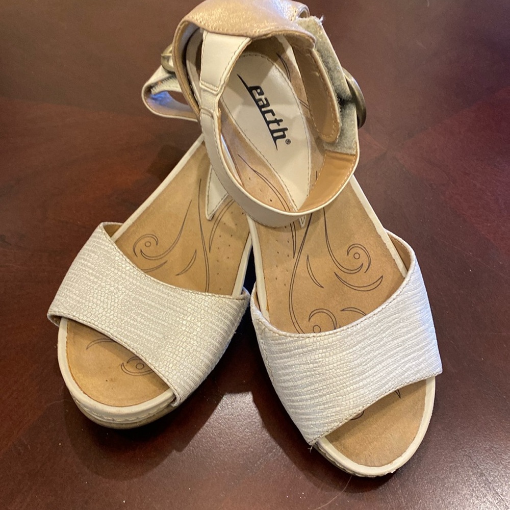 Earth white/gold ankle strap sandal